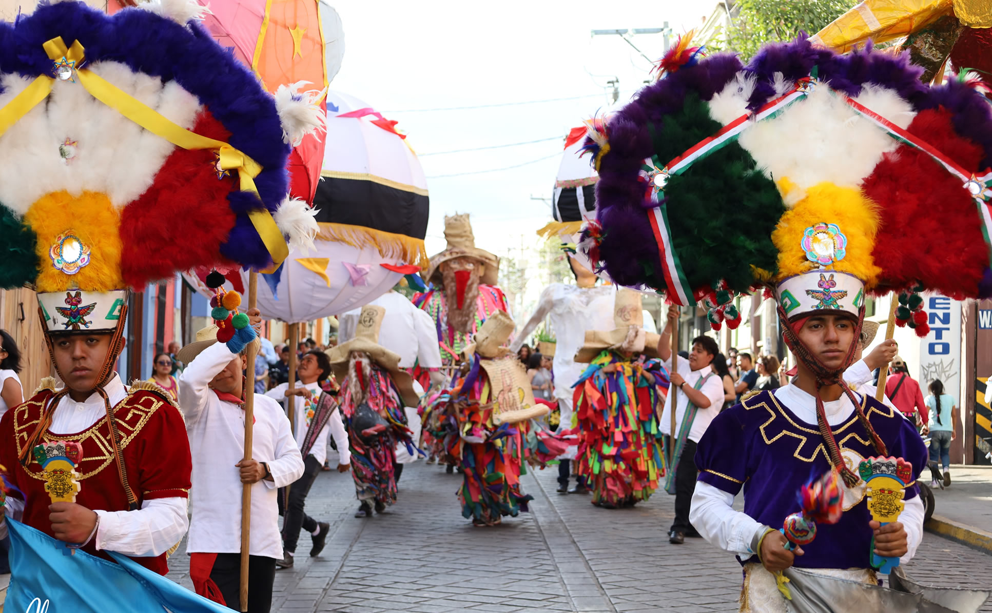 Boda en Oaxaca, pareja caminando por la calle con flores