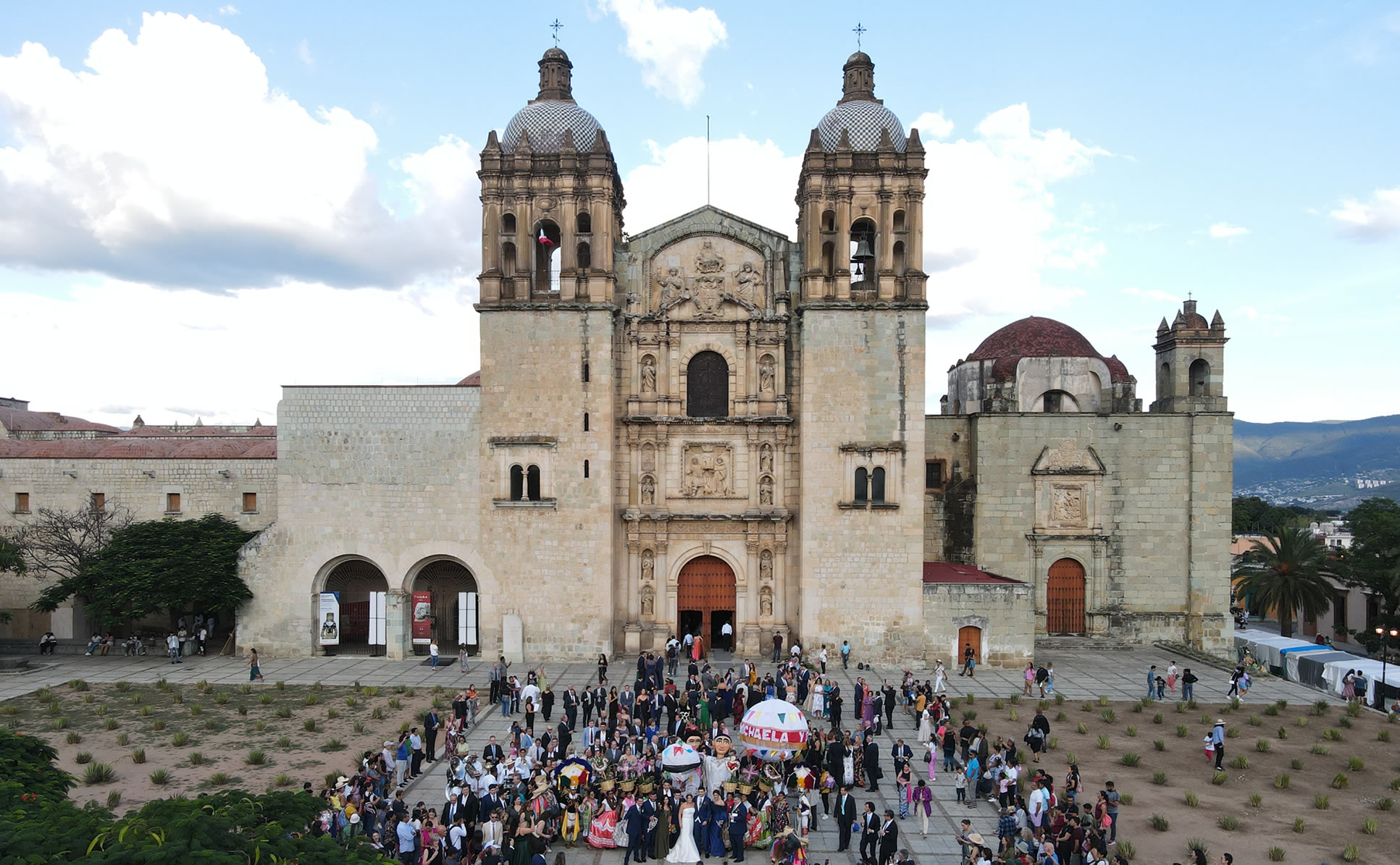 Boda en Oaxaca, ceremonia tradicional con invitados y detalles coloridos